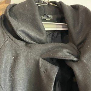 Women's winter coat, short-sleeved with unique collar